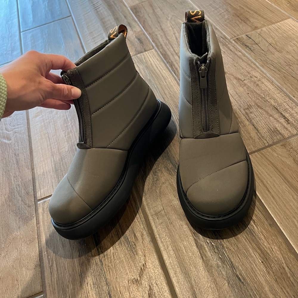 Like new TOMS winter boots. Size 7 womens